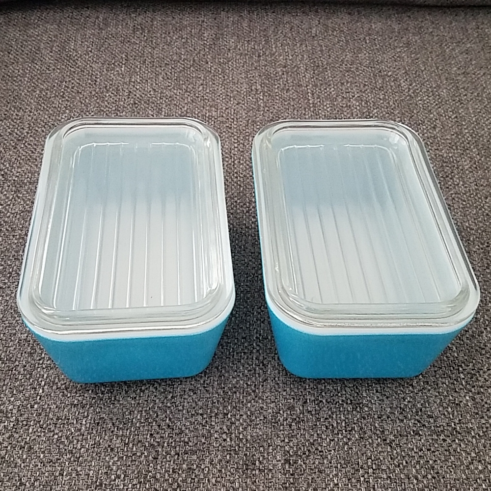 Vintage Pyrex refrigerator dish with lids